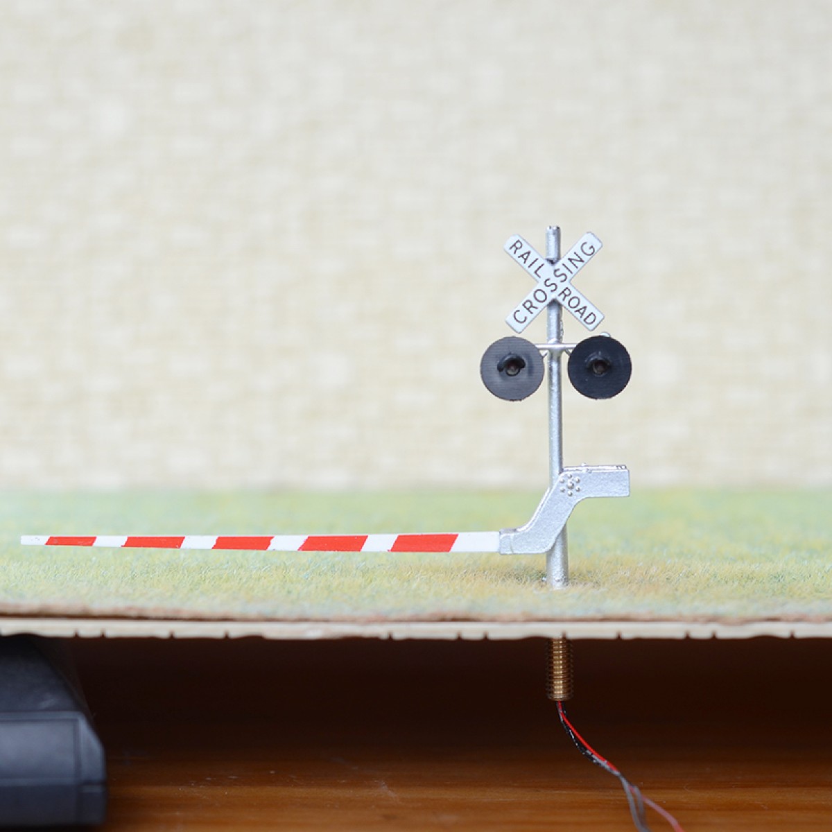 2 x HO scale railroad crossing signal arm gate stop lever flasher any track #S20 2 x HO scale railroad crossing signal arm gate stop lever flasher any track #S20